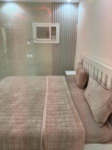 a bedroom with a bed and a air conditioner at شاليهات قولدن GOLDEN محايل in Muhayil