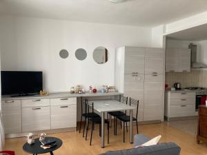 uma cozinha com mesa e cadeiras num quarto em Casa Mirella em Lovere