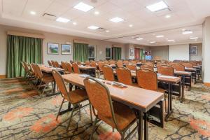 una sala de conferencias con mesas y sillas de madera en Hilton Garden Inn Chicago/Tinley Park, en Tinley Park