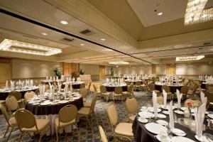 un salón de banquetes con mesas y sillas en una habitación en Hilton Palm Springs, en Palm Springs