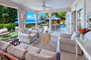 Una sala de estar abierta con sofás y vista al océano. en Westhaven by Blue Sky Luxury, en Saint Peter