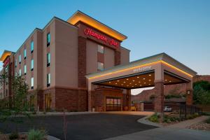 un hôtel avec un panneau indiquant une auberge championne dans l'établissement Hampton Inn Kanab, à Kanab