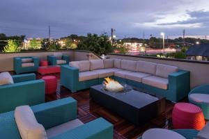 - un toit-terrasse avec un canapé et un foyer extérieur dans l'établissement Hampton Inn & Suites Atlanta/Marietta, à Marietta