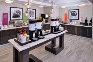 瑪麗埃塔市的住宿－Hampton Inn & Suites Atlanta/Marietta，一间咖啡厅,柜台上配有两台咖啡机