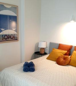 een slaapkamer met een bed met blauwe handdoeken bij TENNiS Sopot in Sopot