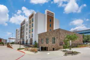 Hilton Garden Inn Dallas-Central Expy/North Park Area, Tx في دالاس: تقديم مبنى للفندق