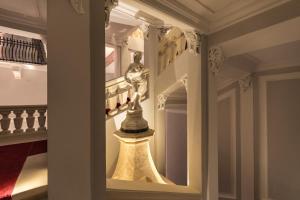 瓦萊塔的住宿－多莫斯扎米特羅酒店，走廊里柱子上女人的雕像