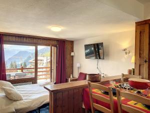 ヴェルビエにあるResidence Emeraudeのベッド付きのホテルルームで、山の景色を望めます。