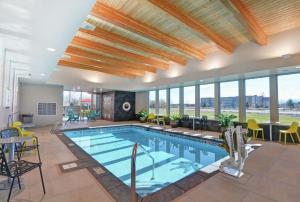 Home2 Suites By Hilton Grand Junction Northwest内部或周边的泳池