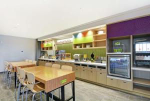 Home2 Suites By Hilton Grand Junction Northwest的厨房或小厨房