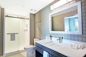 Home2 Suites By Hilton Grand Junction Northwest的一间浴室