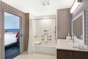 Home2 Suites By Hilton Grand Junction Northwest的一间浴室