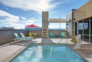 グランドジャンクショ​​ンにあるHome2 Suites By Hilton Grand Junction Northwestの屋根スイミングプール