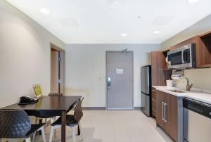 Home2 Suites By Hilton Grand Junction Northwest的厨房或小厨房