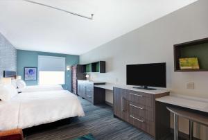 Home2 Suites By Hilton Grand Junction Northwest的电视和/或娱乐中心