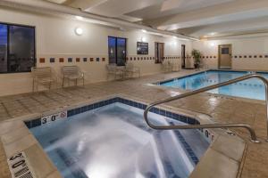 una gran piscina con bañera de hidromasaje en una habitación de hotel en Hampton Inn Lehi-Thanksgiving Point, en Lehi