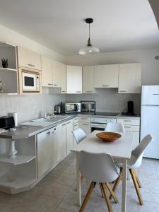 Kuchyňa alebo kuchynka v ubytovaní Appartement rez de villa + 4 fotografie