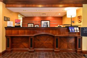 un gran bar de madera en el vestíbulo del hotel en Hampton Inn Petersburg-Fort Lee, en Petersburg