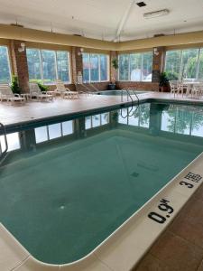 Bazén v ubytování Comfort Suites Scranton near Montage Mountain nebo v jeho okolí