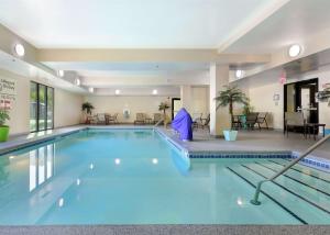 una gran piscina con agua azul en una habitación de hotel en Hampton Inn and Suites Adairsville/Calhoun Area, en Adairsville