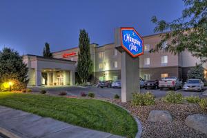 a sign in front of a hotel at Hampton Inn Twin Falls in Twin Falls