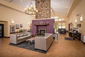 Hampton Inn & Suites Binghamton/Vestal في فيستال: غرفة معيشة مع أريكة ومدفأة