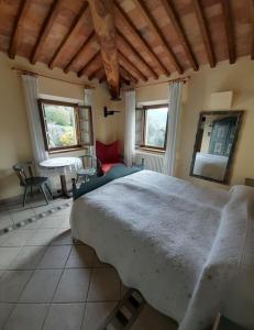 um quarto com uma cama grande num quarto em Olive Tree Suites Farmstay Villa em Lamporecchio