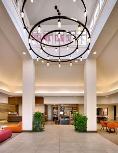 a large lobby with a large chandelier at Hilton Garden Inn Idaho Falls in Idaho Falls