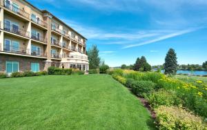 a view of the front of a hotel with a large lawn at Hilton Garden Inn Idaho Falls in Idaho Falls