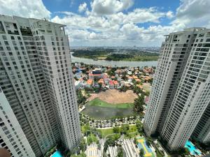 een luchtzicht op een stad tussen twee hoge gebouwen bij Top View Masteri Thao Dien - 2 rooms in Ho Chi Minh-stad