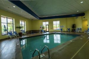 Πισίνα στο ή κοντά στο Embassy Suites by Hilton Minneapolis North