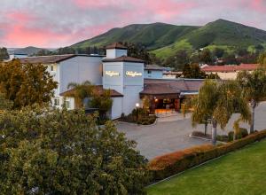 uma vista aérea de um edifício com montanhas ao fundo em The Wayfarer San Luis Obispo, Tapestry Collection by Hilton em San Luis Obispo