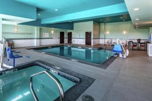 uma grande piscina num quarto de hotel em Hilton Garden Inn Topeka em Topeka
