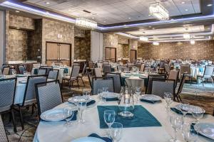 um grande salão de banquetes com mesas e cadeiras em Hilton Garden Inn Topeka em Topeka