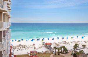 - une vue sur une plage avec des parasols et l'océan dans l'établissement Hilton Pensacola Beach, à Pensacola Beach