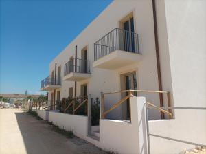 un edificio con balcones en un lateral en Mare DiVino, en Marsala