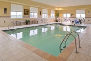 - une piscine d'eau bleue dans un bâtiment dans l'établissement Hampton Inn Alpine, à Alpine