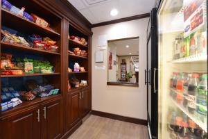 Supermarket nebo jiné obchody v  hotelu nebo okolí