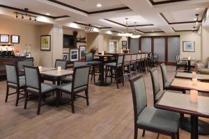 a restaurant with tables and chairs and a bar at Hampton Inn Alpine in Alpine