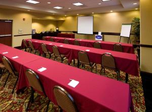 une salle de conférence avec des tables et des chaises rouges dans l'établissement Hampton Inn Schenectady Downtown, à Schenectady