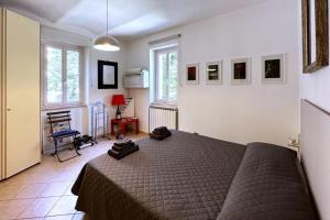 um quarto com uma cama num quarto com janelas em Centralissimo - Nuovo - Parcheggio Privato em Perugia