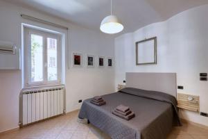 um quarto com uma cama grande e uma janela em Centralissimo - Nuovo - Parcheggio Privato em Perugia