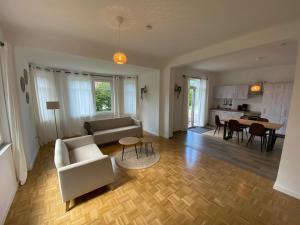 - un salon avec un canapé et une table dans l'établissement Villa Pewsum, à Krummhörn