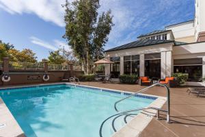 een zwembad in een hotel met een resort bij Hilton Garden Inn San Mateo in San Mateo