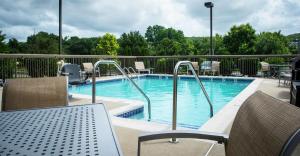 弗雷澤的住宿－費城大峽谷希爾頓恆庭酒店，游泳池旁设有桌椅