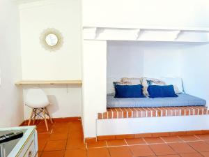 Habitación con cama con almohadas azules. en Quinta de São Pedro de Tomar, en Tomar