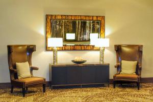 una hall con due sedie, un tavolo e uno specchio di DoubleTree by Hilton Hotel Reading a Reading