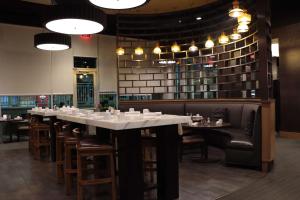 瑞丁希尔顿逸林酒店餐厅或其他用餐的地方