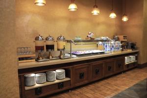瑞丁希尔顿逸林酒店的咖啡和沏茶工具