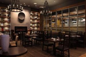 瑞丁希尔顿逸林酒店餐厅或其他用餐的地方